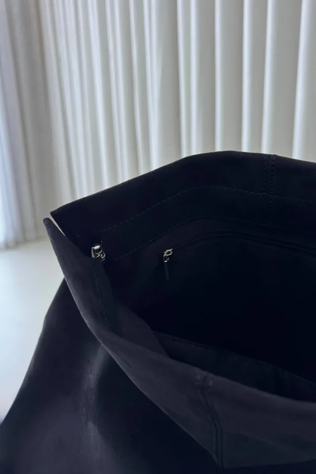 Lisa Black Clutch – product image 3
